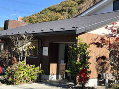 妻はアップルパイが大好物なので鹿教湯温泉のさいとう菓子工房を訪れましたが、あいにく休業日でした。

月曜定休ですが、昨日は文化の日（祝日）だったので火曜日の今日が振替休業になったのでしょう。残念！