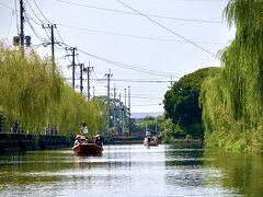 【柳川の川下り】

本来は、静かで優雅で、風流な乗り物なのかもだが、なんせ灼熱の炎天下（傘帽子が無ければ暑過ぎてきっと死んでいた...この時期40分でも長過ぎた...）、

それに、「タイの水上マーケット」みたいに、周りに色々店があって華やかなら兎も角...これじゃあ、きっと殆どの観光客は...この静か過ぎる乗り物や時間を、退屈してしまっているのではないか...と十分に想像できる...