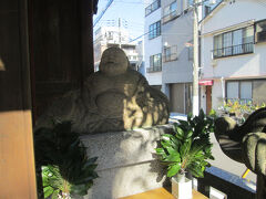 深川稲荷神社布袋尊　布袋尊は、太った太鼓腹、笑顔、大きな袋を持つ姿が特徴です。布袋尊は実在した中国の神様で、家庭円満・良縁・子宝の神様です