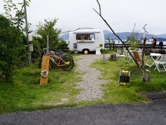 WAKKAを出発し多々羅大橋を越えて、隣の生口島まで自転車で移動します。多々羅大橋は多々羅しまなみ公園の横の坂道からアプローチするのですが、どちらに進んだらいいのか分からなくなり、途中にあったこちらのカフェで道を聞きました。何も買わなかったので、せめて宣伝。高台にあり、絶景カフェで高評価。
しまなみコーヒー
https://www.instagram.com/shimanamicoffee?igsh=MXBiMXhqczZ1cXprOQ==