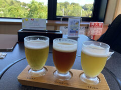 暑いので一服。長く歩いていられないような日です。
松江堀川地ビール館にて飲み比べセットをいただきました。
冷えてておいしい！