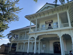 お城に向かうはずが洋館が気になってそちらに行きます。

興雲閣。
興雲閣は、松江市が松江市工芸品陳列所として建てた建物で、当初、明治天皇の行在所に使用する目的でつくられたため、装飾・彫刻を多く用いた華麗な 仕上げとなっています。