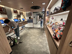 【アサイホテル（サトーン）】

ここ『アサイホテル』は、ヤワラー（中華街）のモールに隣接した所にもあり、結構、こ綺麗で女性なんかにも人気があるとは聞いて知ってはいたのだが、流石にヤワラーは遠いので、今回はこちらのアサイホテルサトーンに泊まる事にした。


写真：アサイホテルサトーンのチェックイン