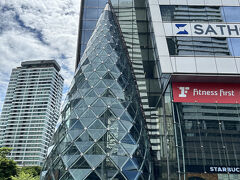 【バンコクで一番美しいスタバに行ってみたら...】

まだチェックインが出来なかったので（15:00～）、場所だけ確認した後、この近辺を少し歩いてみる事にした...

ここの近所に事前情報（この辺りに何か見所がないか調べておいた...）によると、タイで一番「美しいスタバ」があると聞いたので探してみた。


PS）
...それにしてもこの時期、まだ日中は激暑で陽射しが強すぎ...兎も角、暑い...長時間外を歩いていると...死にそう...すぐに、ガンガン冷房の効いた屋内（モールや喫茶店等）を探してしまう状況...