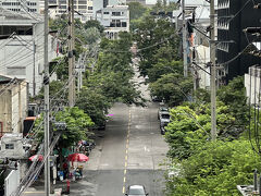 【BTSシーロム線：セントルイス駅】

このセントルイス駅は、「チョーンノンシー駅」と「スラサック駅」の間の距離が凄く長く、途中にもう一つ駅を作った方が良いと言う事になり「セントルイス病院の前」に、2021年2月（最近やん!）に追加で建設された駅なんだとか...