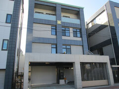 宣明院本堂　日蓮宗の一寺で、創建は不詳、1740年頃、開山は日善上人です。浄心寺の塔頭の一つです。入口を入ると本堂があります。お寺とは思えません