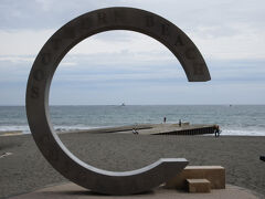 30分弱で 
茅ヶ崎のシンボル「Ｃ」に到着
　
ど真ん中の奥に小さく見えるのが 
サザンの歌詞にも出てくる 
烏帽子岩(えぼしいわ) だ
　