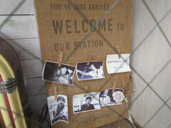 サザンメンバーの 
若き日の写真が掲示されていた
　
ファンが集う場所なのかな
　
ちなみに場所は「リキリキデリ」の 
ど派手 看板の至近だ
　