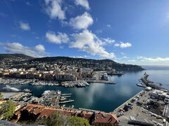 城跡公園から見て東側のニース港。たくさんの船が停泊しており素晴らしい眺めです。