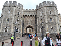 ウィンザー城。要塞として建設されたため、取り囲むように続いていました。