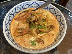 気になっていたタイ屋台料理のメーアンさんへ。アメ横にあるので観光客がたくさんいて歩くだけでも大変…。でもわざわざ日本にタイ料理を食べには来ませんよね！お店も2階ですし、人気店なのに比較的空いていてありがたかったです。妻はいつものトムヤムラーメンをいただいたのですが、なぜかココナッツミルク入りでちょっと不満気でした。