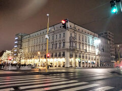 もうそこに予約していたホテル ラバ シティ センター Danubius Hotel Rábaがあります。
1Fの電気が煌々とついているところはレストランですが、ホテル予約サイトに掲載されていたレストランの写真の雰囲気がアンティークな雰囲気で惹かれていました。ダニュービス系列のホテルは2019年にブダペストのホテルゲッレルートに宿泊したことがあり、その時の良くも悪くもクラシックなイメージも引きずっていましたが