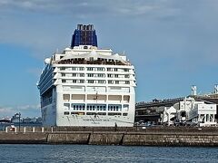 横浜・大さん橋に客船