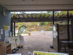 　今日は休館だった大阪府立花の文化園。

　大阪府立花の文化園は約470品種1460株のバラ園や約290品種490株以上のクレマチス園以外にぼたん、シャクヤク、梅、あじさいなど、季節を問わず様々な花木に出合え、広い園内に花をテーマにした施設や多彩なガーデンが点在する文化施設であります。国内屈指の規模を誇るピラミッド型の大温室では、サボテンやランなど世界中の植物が栽培されています。

　甲子園の3倍もの広さを誇る園内は散策道が整備されています。工芸、園芸、調理の設備が揃った花の工房等、貸出施設も充実しており、それらを活用したイベントも豊富に実施しています。