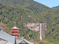 青岸渡寺三重塔と那智の滝です。
青岸渡寺からそのまま徒歩で那智の滝に行かず、いったん那智山観光センター駐車場に戻ります。