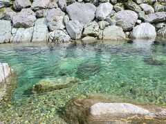安居渓谷に着きました。
駐車場から散策コースを歩きました。
青空があり、水が澄んでいて「仁淀ブルー」がきれい。
