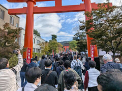 この日は趣向を変えて人混みを観察することに。

嵐山か、伏見稲荷大社かを少し悩んで伏見稲荷に。
嵐山は熊が出たというしね。

