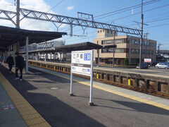 江戸橋駅。特急通過待ち。