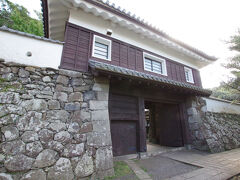 すこし登り道を歩いて平戸城へ