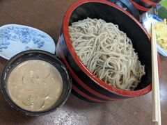 1巡目で入店出来ました。
名物のくるみ蕎麦税込1,300円。美味しい！