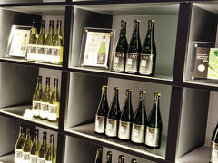 いけない、いけない。
日本酒をこの勢いで飲んでいたら死んでしまう。
いったん、酒遊館に入ることにします。
笹一酒造では、ご覧の通りワインも造っています。