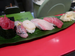 保安検査場を早めに通過し、朝食タイム。又こい家、何度も見かけていますが初めてかも。
5貫セットをいただきました。立ちでいただきましたが、テーブル席も選べますよ。
5貫ではまだまだお腹は空いているのですがここはちょっと少なめにして、今後の旅のグルメに備えます！