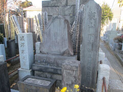 安立寺下村観山の墓　明治時代末から昭和時代にかけて活躍した日本画家です。日本美術院創立者（岡倉天心、橋本雅邦、横山大観等）の一人です