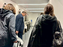 気温35度の砂漠のカタールから、秋のイタリア・ローマへ到着し、朝は気温15度。だいぶ肌寒く感じます。上着を1枚追加して入国へ