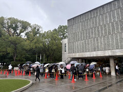 西美の素晴らしいところは、毎回特別展に惹かれて行っても常に常設展に変化が加えられていること。なので新規購入作品などを含めた常設展を楽しんでから、次に向かいます。ミュージアムショップは好きなのですが、ここまでの行列になると流石にね…。ここからJRで東京駅に向かいます。