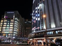 その後は食後の散歩と買い物に繰り出します。LINKS UMEDAと隣のヨドバシへ。