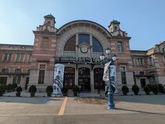新しい駅ビルの横に旧ソウル駅舎が残されています
今回の目的です