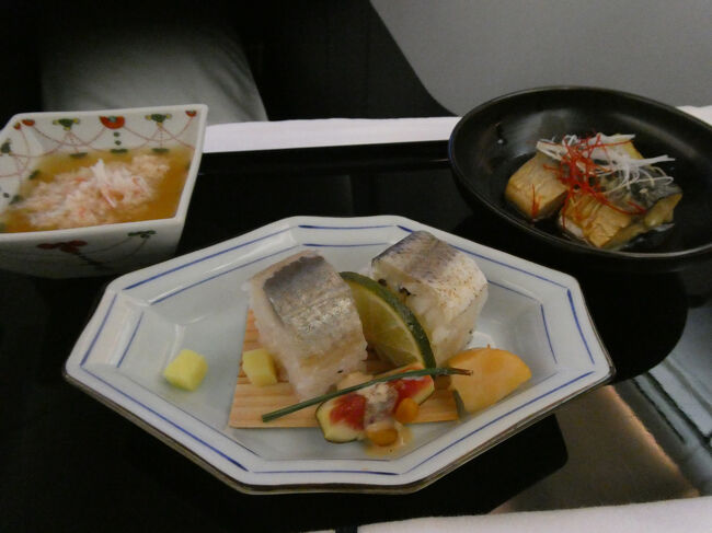 お食事は和食にしました。<br />和食は人気なので事前予約しておきました。<br />前菜はお寿司、ずわい蟹茶碗蒸し、鯖の焼き浸しなど