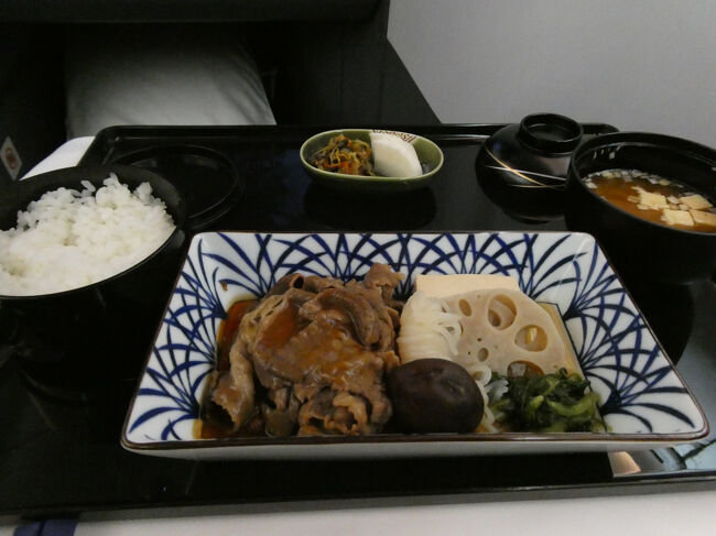 メインはすき焼きです。<br />しっかりとした味付けで美味しかったです。