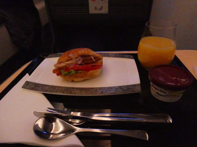 こちらはスモークチキンと味噌ジンジャーソースのサンドイッチ