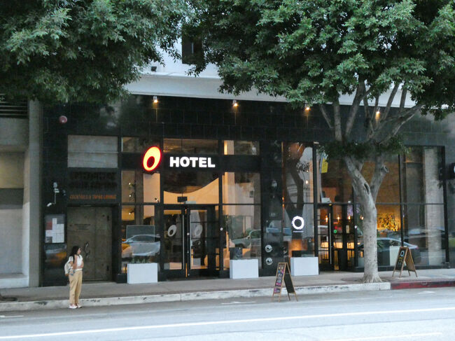 空港から電車を乗り継ぎ、今回3泊するThe O Hotelへ。<br /><br />ロサンゼルスには治安の悪いエリアや路線があって、電車も近年は警察による巡回強化などの対策で犯罪率は減少傾向にあるようですが、夜間の利用や不審な人物には近寄らないなど注意が必要みたいです。<br />まだ昼間なので、電車に乗っていても危険な印象はありませんでした。