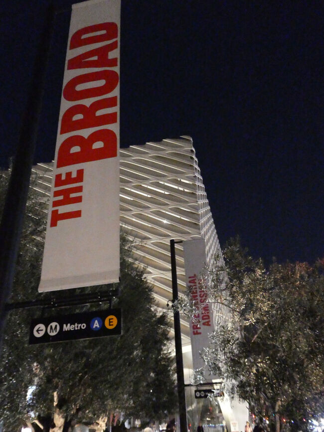 予約していた博物館のTHE BROADに行ってきました。<br />入場料が無料なのがありがたいです。<br /> 画像はありませんが草間彌生のInfinity Mirrored Roomが良かったです。<br />一組1分間の貸切で、合わせ鏡に映るLEDの光が無限に広がるミラールームに入ることができ、青い暗闇の中に無限に広がっていく光の粒が宇宙のようで没入感がすごかったです。