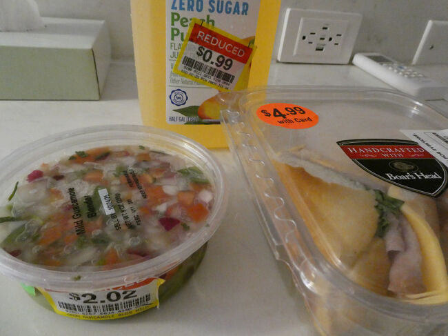 今晩の夕食です。<br />レストランは高いので近くのスーパーラルフズで晩ごはんを買ってホテルで食べることにしました。<br /><br />長かった一日目はこれで終了です。