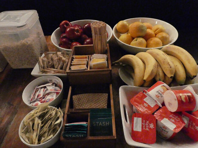 10月24日 2日目<br /><br />ホテルの朝食です。<br />Resort Feeに朝食が含まれているのですが、野菜は一切無くフルーツ、パン、シリアル、ヨーグルト、ゆで卵のみでした。<br />3泊とも内容は同じでした。