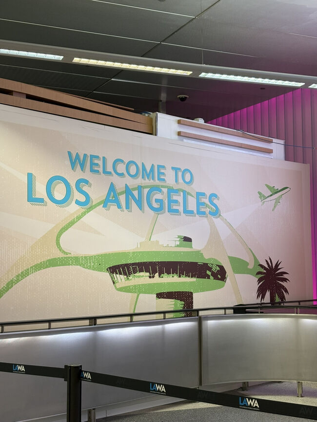 ロサンゼルス国際空港に到着しました。<br />思ったより早かった気がします。<br />聞くところによると偏西風の影響で、行きは約10時間前後、帰りは約12時間前後と2時間くらい差があるそうです。