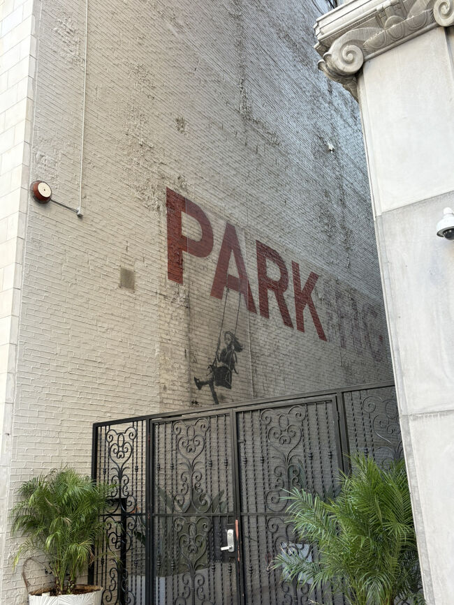 ホテルから少し歩いた所にバンクシーの壁画があるというので見に行ってきました。<br />「GIRL ON A SWING」という作品です。<br /><br />バンクシーの作品を見るのは昨年の香港の時以来2度目です。<br />といっても前回も今回も正面からちゃんと見たわけじゃないのですが(^_^;)<br />★香港旅行記★<br />https://4travel.jp/travelogue/11923732<br />https://4travel.jp/travelogue/11928869