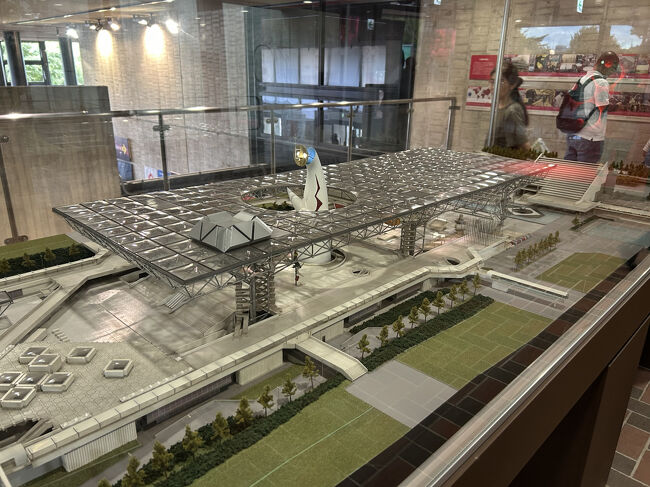 今回の目当てはEXPO70パビリオン。<br />当時の出展施設であった鉄鋼館を利用し、同博覧会の記念館として、2010年（平成22年）3月13日にオープンしたようです。