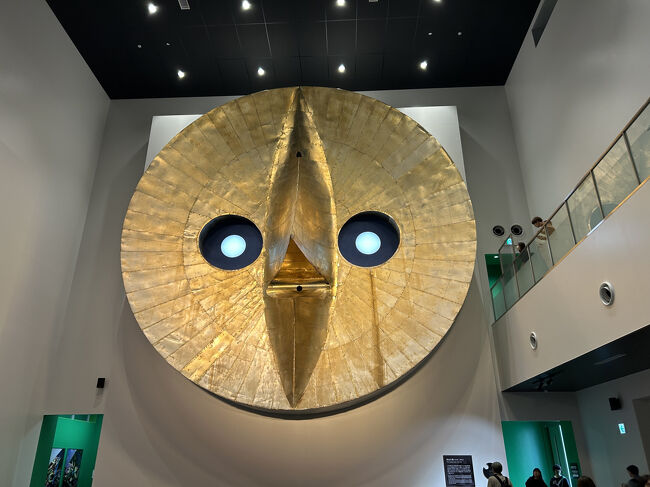 大阪万博開催時に太陽の塔の頂部に設置されていた「黄金の顔」です。2階からは間近で見れます。