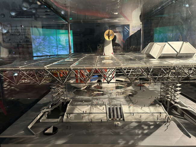 この太陽の塔の模型、他の人の記事で下からのアングルの写真を見て、うおー、そのほうが臨場感ある写真だーとなっています…