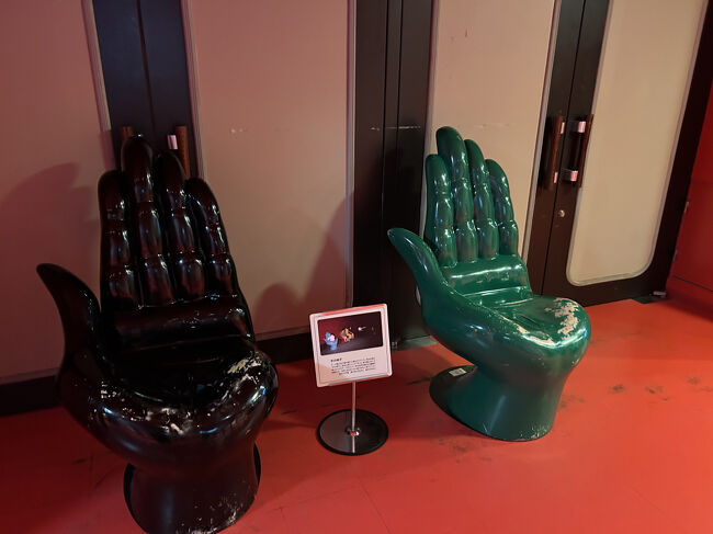 岡本太郎の「手」<br />もちろん座ってきました。