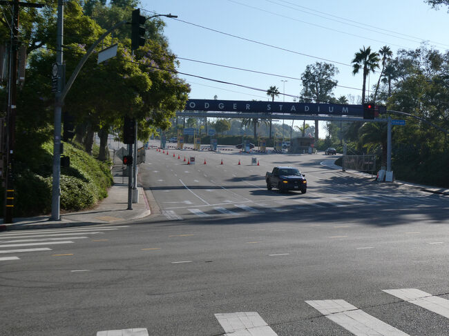 ダウンタウンからバスに乗って、今回の旅の目的であるドジャースタジアムツアーに行きました。<br />まだオープン前の為、ゲートの手前でスタンバイ。<br />私たちのようにツアーに参加する人なのか、グッズショップに行く人なのかわかりませんが、日本の方がたくさんいらっしゃいました。