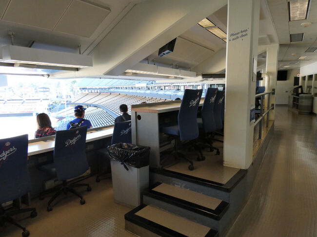 プレスルーム<br />新聞社の記者が座る席のようです。