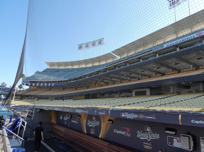 1塁側のベンチにも入らせてもらいました。<br />ワールドシリーズではブルージェイズの選手達がこのベンチに座るようです。<br />残念ながらドジャース側には入れてもらえませんでした。