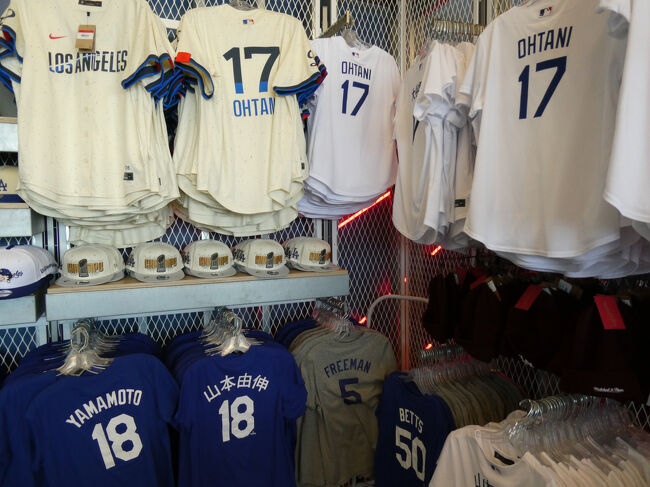 ツアーを終えてグッズショップでお買い物。<br />大谷選手の背番号入りのボール（14ドル）と2024年のワールドシリーズ優勝記念のプレート（15ドル）を購入しました。<br />スタジアムツアーのチケットの画面を見せると1割引になりました。