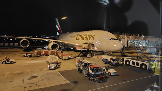 EK317 23：10関空発ドバイ行き<br />初めてのエミレーツ航空&amp;初めてのA380にテンションが上がる!!<br />しかし機材が本当にデカい!!