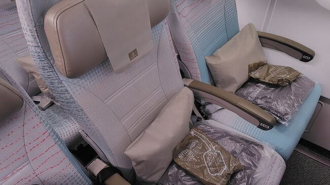 エコノミーシート<br />A380のシート配列は3~4~3<br />他の機材に比べてシート幅が広く感じた